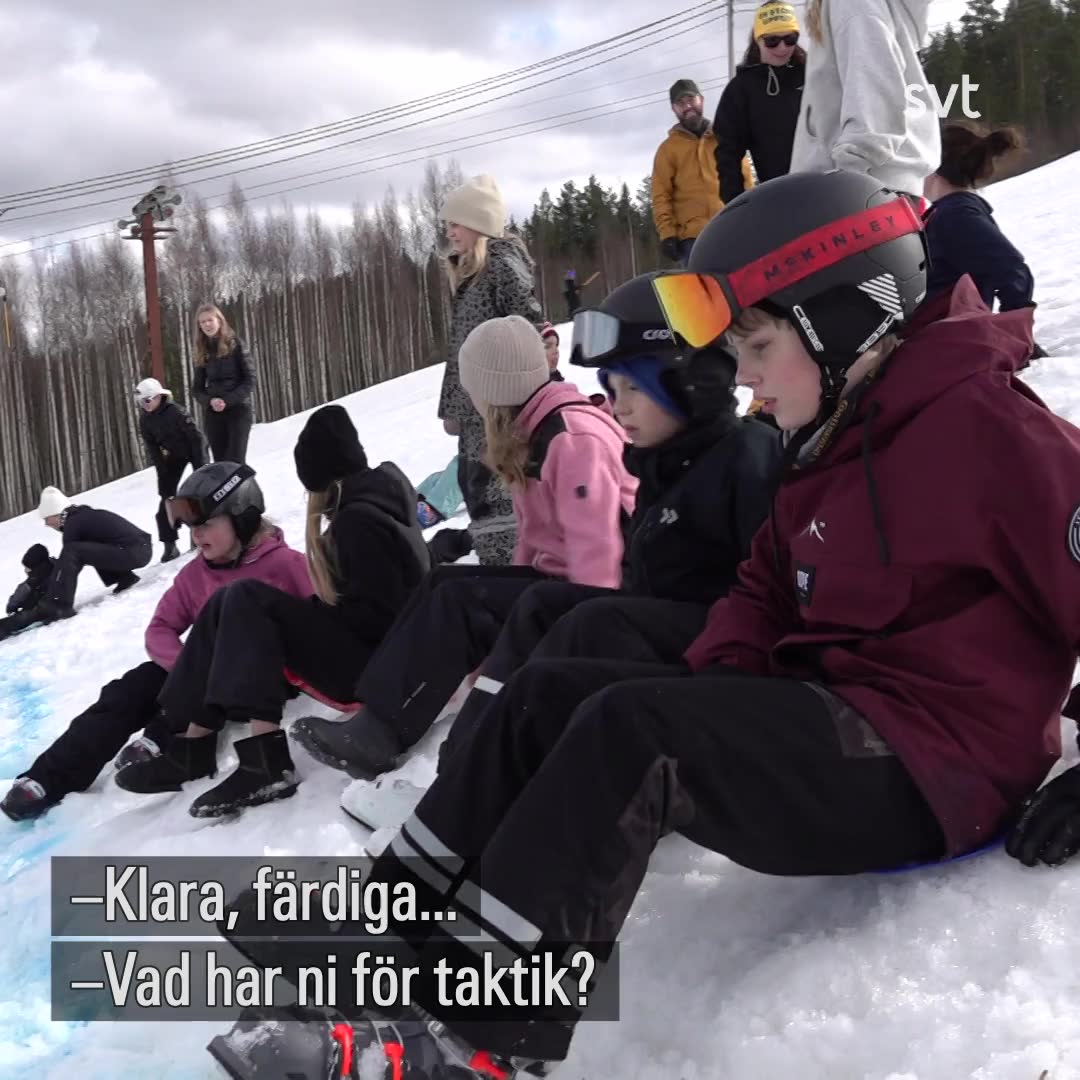 Här gör barn och vuxna upp i pulkaracet i Edsbyn – se glädjen och krascherna
